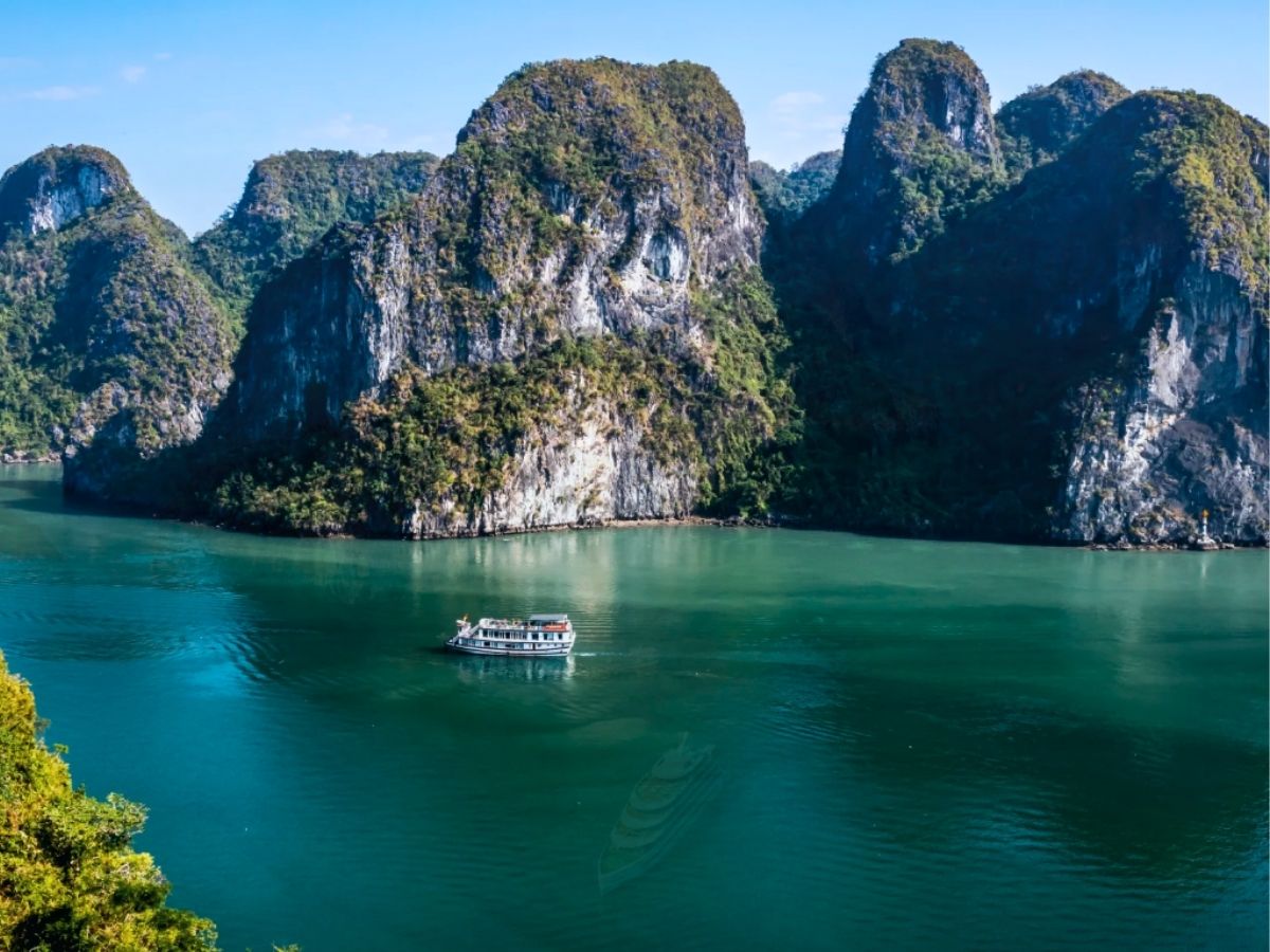 Vịnh Hạ Long là một trong bảy kỳ quan thiên nhiên thế giới được UNESCO công nhận.