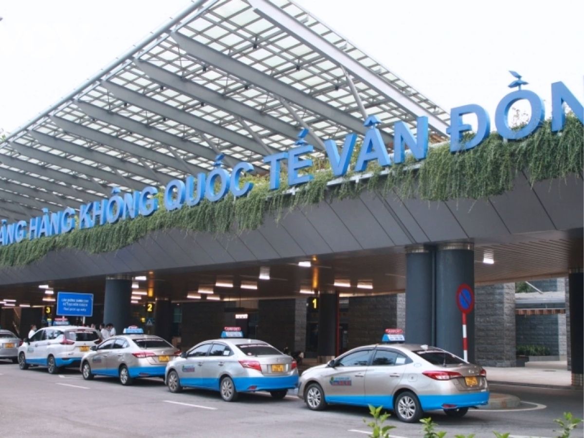 Taxi là phương tiện được nhiều du khách lựa chọn khi cần di chuyển nhanh và thuận tiện từ sân bay về trung tâm thành phố.