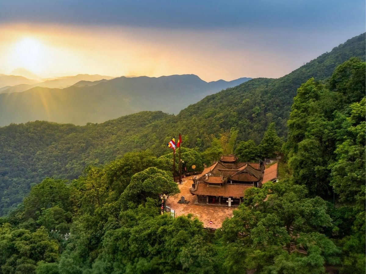 Xét về mặt tâm linh, chùa Hoa Yên Yên Tử tọa lạc tại vị trí địa linh đặc biệt, nơi hội tụ các yếu tố phong thủy hài hòa giữa thiên nhiên và con người. (