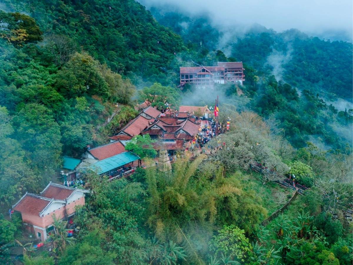 Để có trải nghiệm trọn vẹn tại chùa Hoa Yên Yên Tử, bạn nên cân nhắc lựa chọn thời điểm phù hợp.