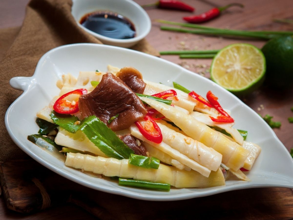 Đặc sản măng trúc Yên Tử làm quà