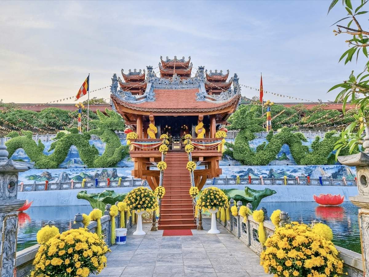 Không gian kiến trúc chùa Ba Vàng
