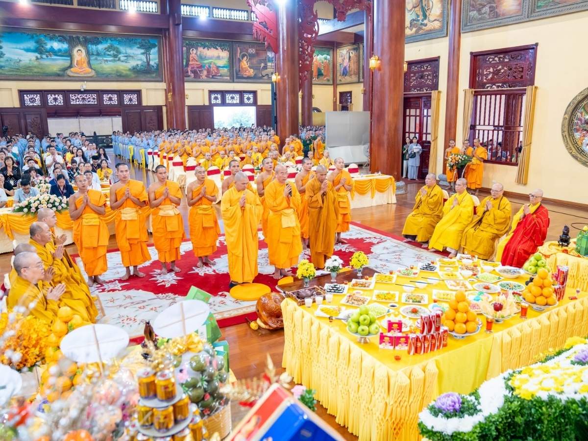 Trải nghiệm chiêm bái tượng Phật chùa Ba Vàng
