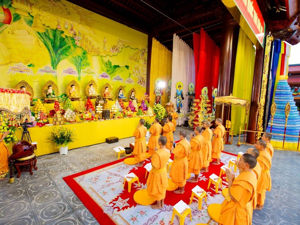 Không gian lễ cầu an chùa Ba Vàng
