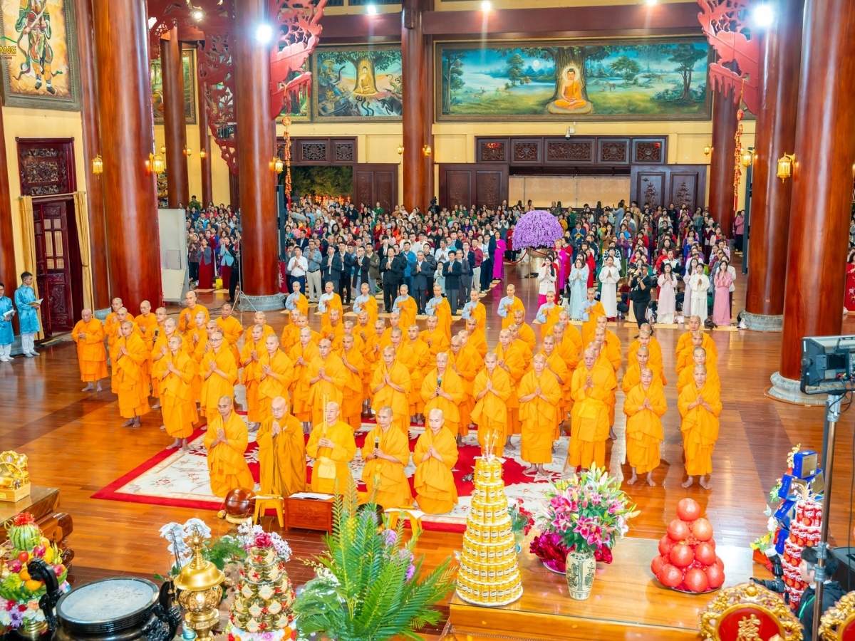 Lễ cầu an đầu năm tại chùa Ba Vàng