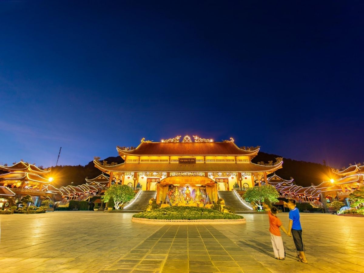 Chùa Ba Vàng trên núi Thành Đẳng