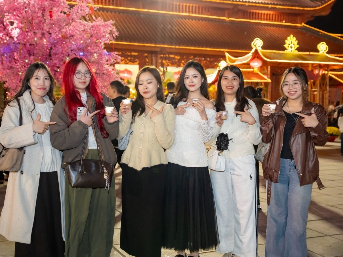 Lựa chọn tour trọn gói và đi tự túc chùa Ba Vàng
