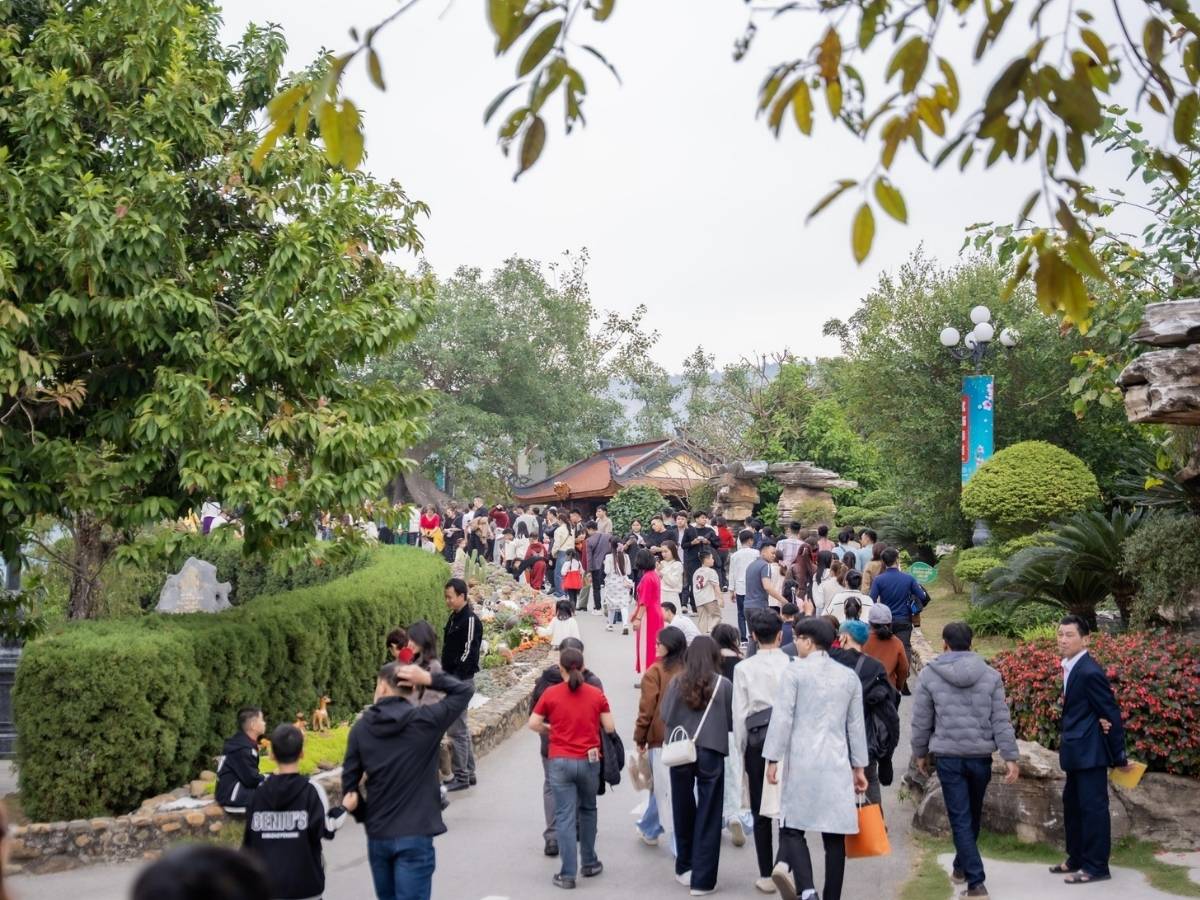 Khởi hành đến chùa Ba Vàng trong tour 1 ngày