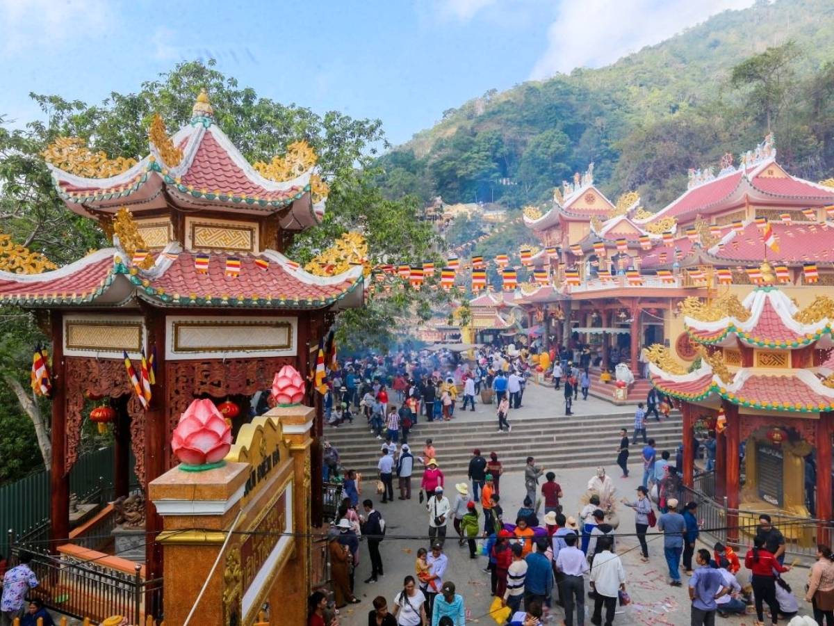 Chuẩn bị lễ vật khi đi chùa Ba Vàng