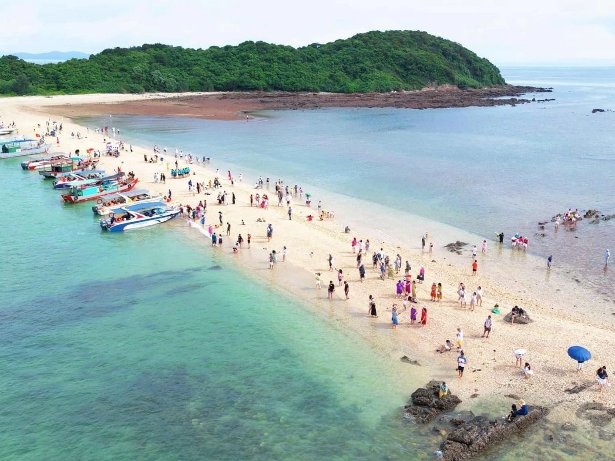 Đảo Cô Tô với bãi biển trong xanh và khung cảnh hoang sơ