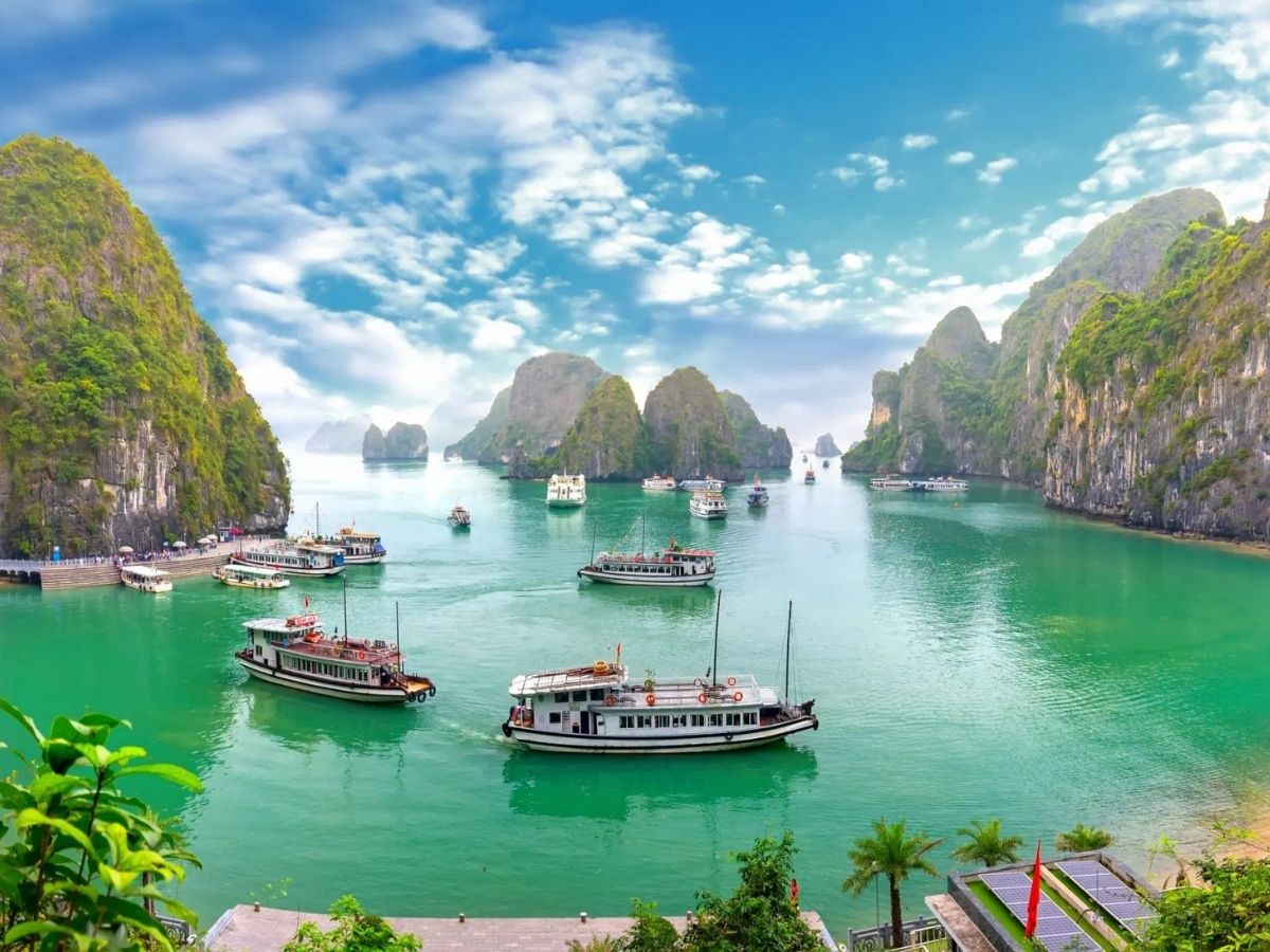 Vịnh Hạ Long với những đảo đá vôi giữa làn nước xanh ngọc