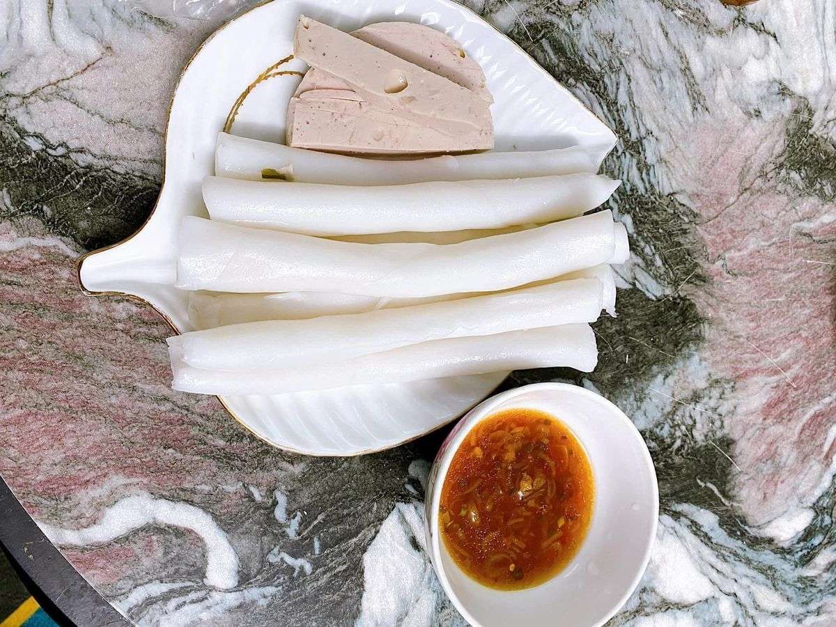 Bánh gật gù Hạ Long mềm dẻo ăn cùng nước chấm đậm đà