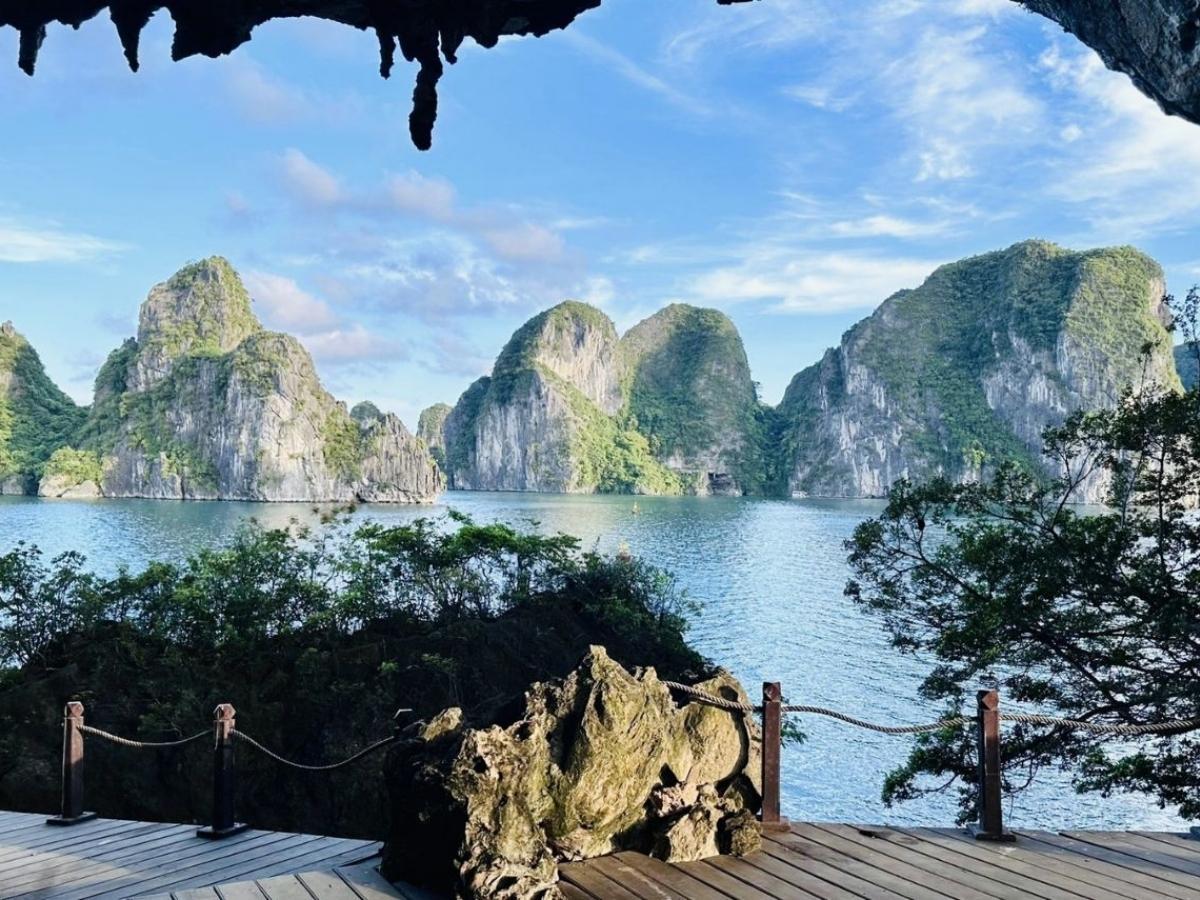 Hang động đá vôi ở Hạ Long với hệ thống thạch nhũ hình thành qua hàng triệu năm