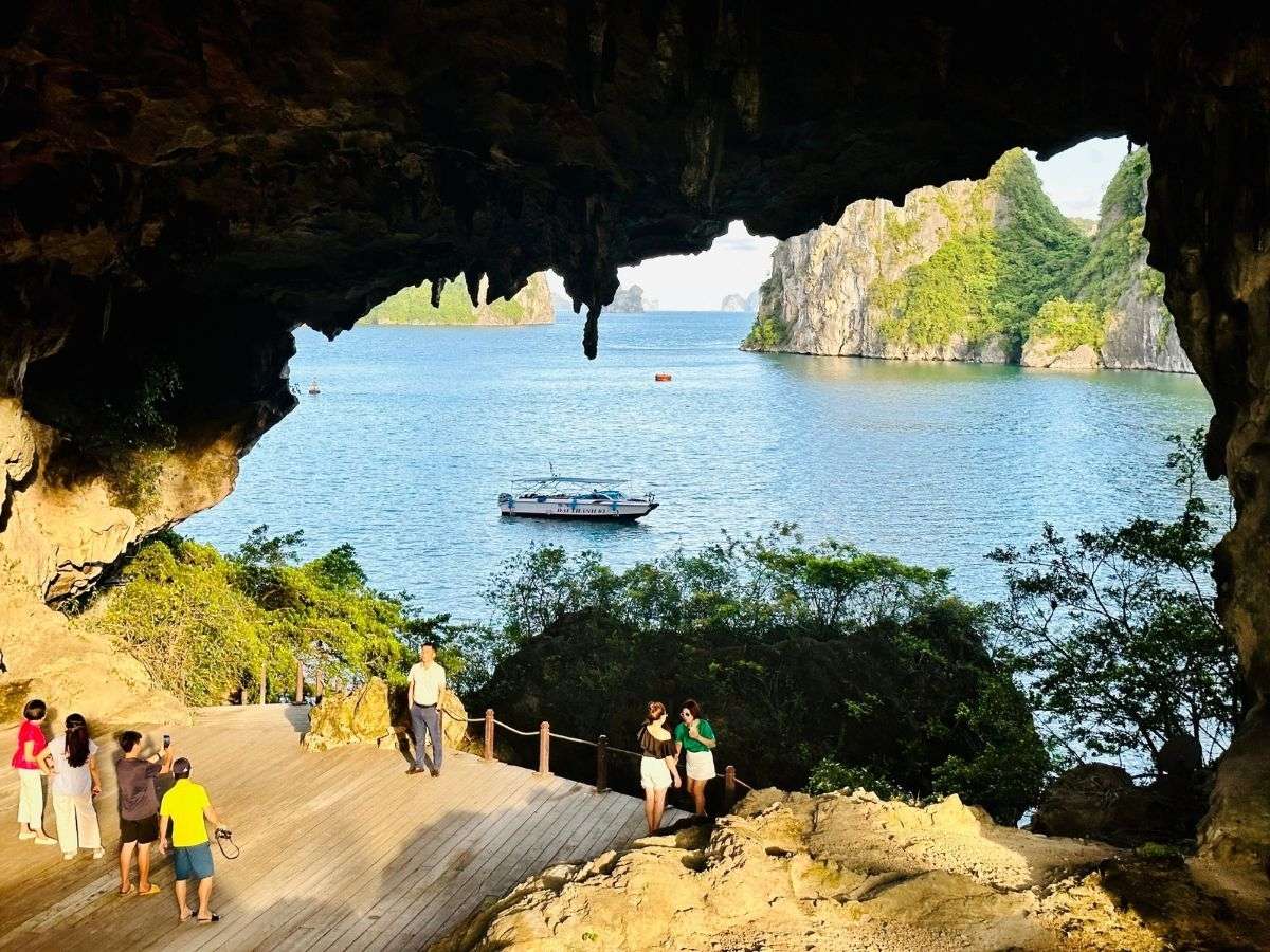 Hang Trống ở Hạ Long với không gian rộng và hệ thống thạch nhũ ấn tượng