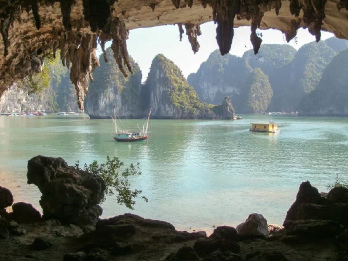 Ánh nắng chiếu qua vách đá tạo khung cảnh thơ mộng trên hồ Động Tiên