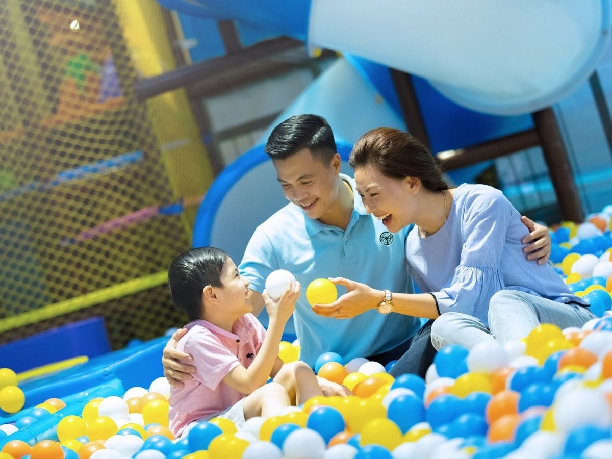 Tại đây, bạn có thể tham quan vịnh, vui chơi tại Sun World Ha Long và tiếp tục thưởng thức ẩm thực