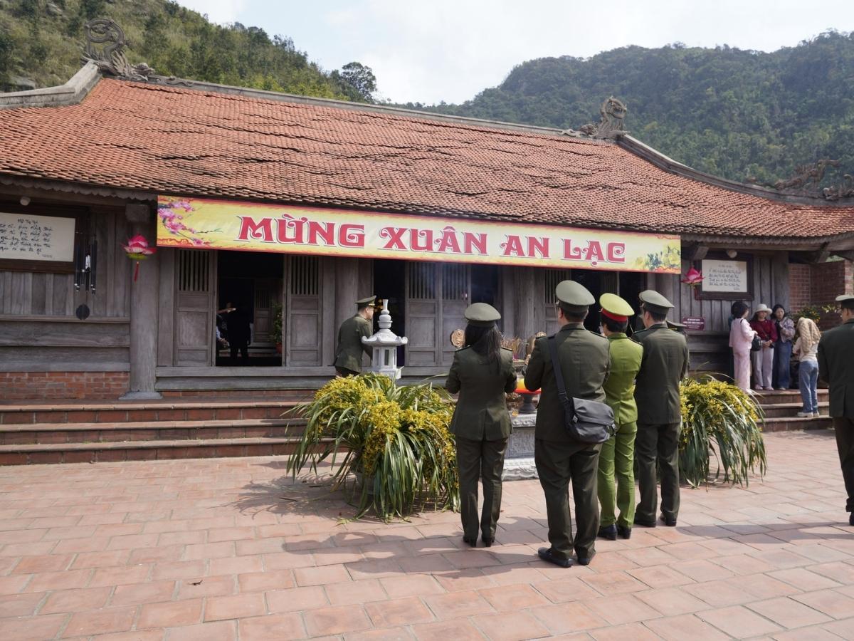 Chùa Ngọa Vân giữa núi rừng ở độ cao khoảng 500 m
