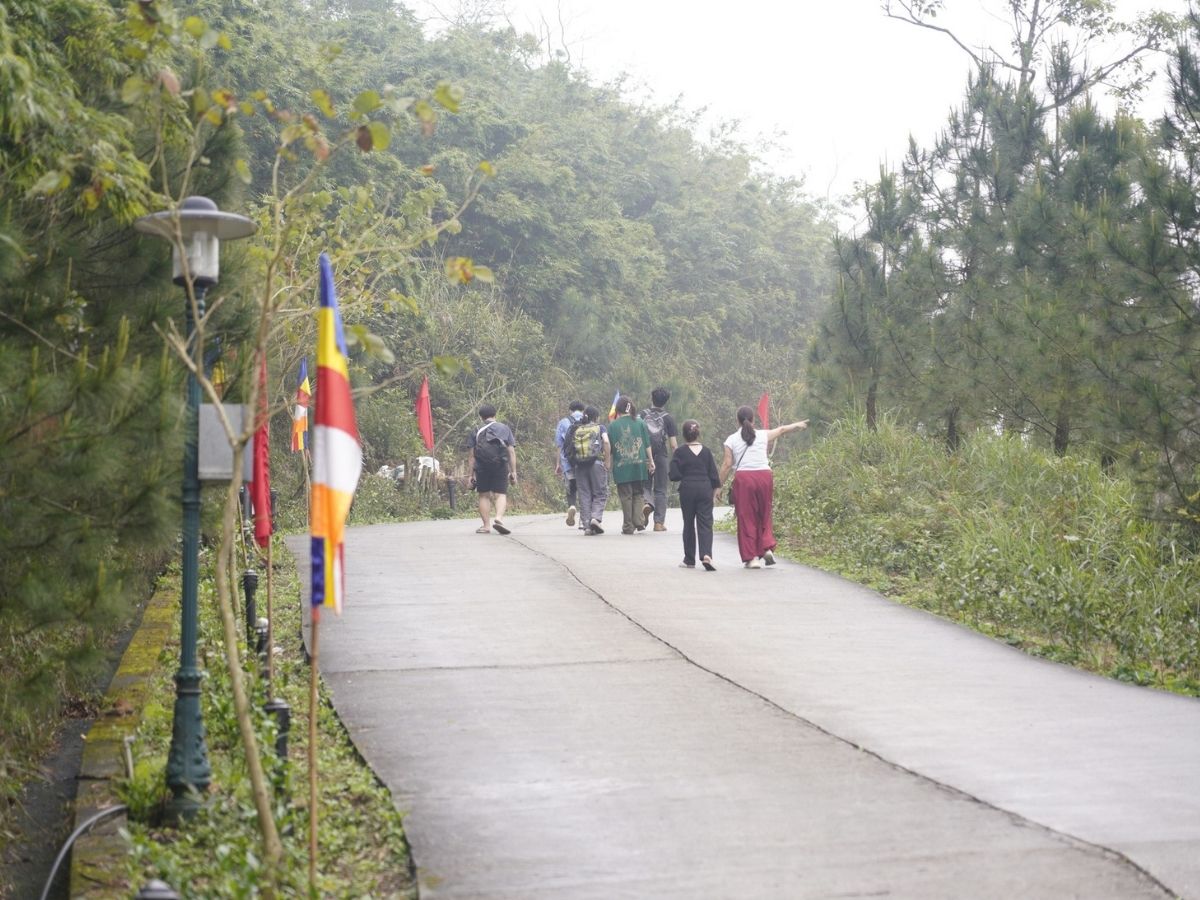 Du khách trekking hoặc đi cáp treo lên chùa Ngọa Vân