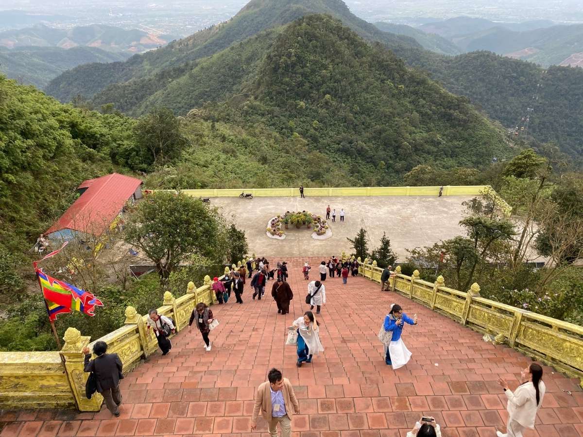 Đường trekking lên chùa Ngọa Vân qua địa hình núi rừng Yên Tử