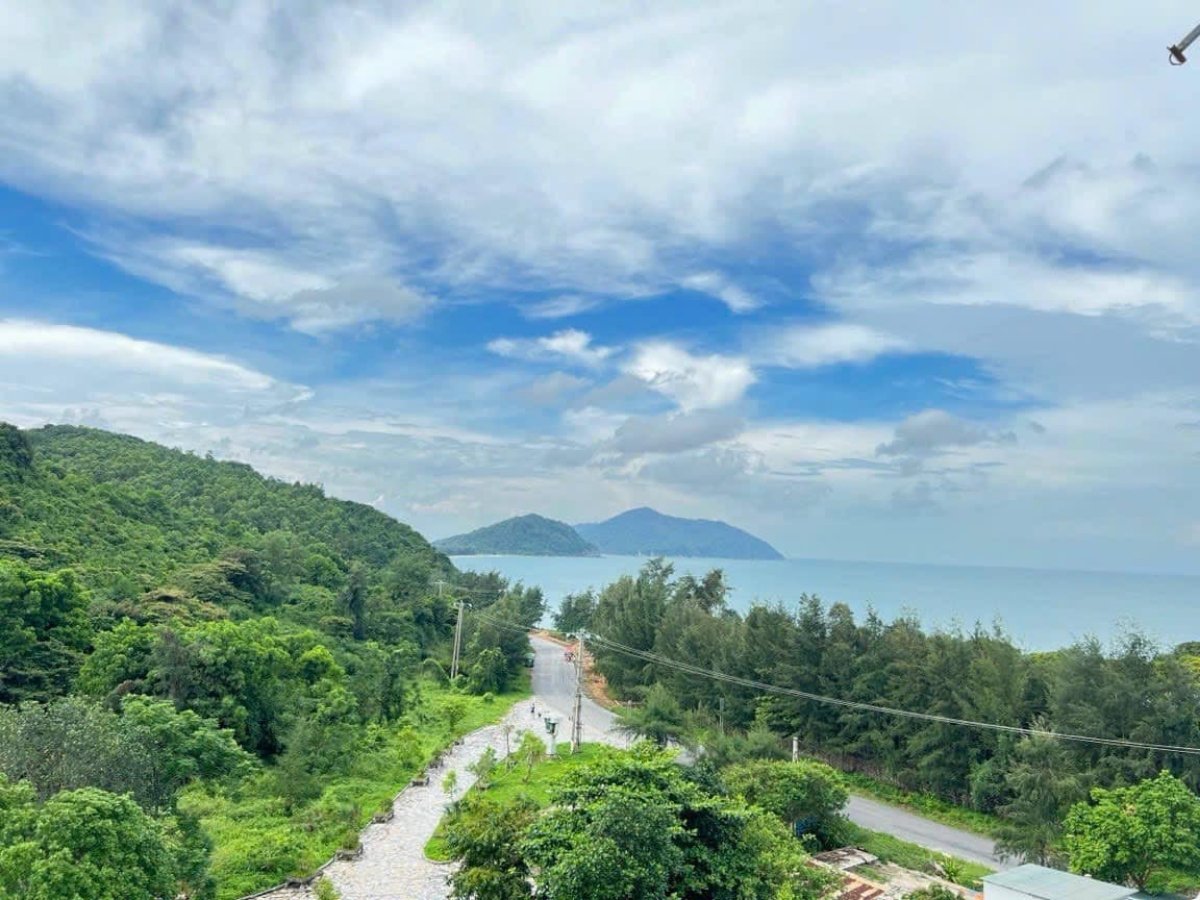 Cảnh quan biển đảo Quan Lạn với bờ cát trắng và mặt biển trong xanh