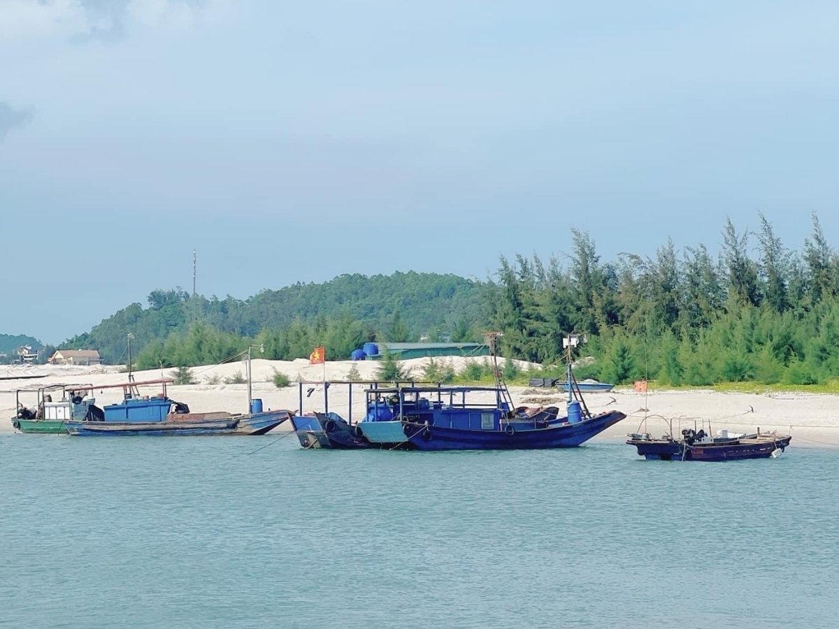 Bờ cát trắng mịn đặc trưng của bãi biển Minh Châu