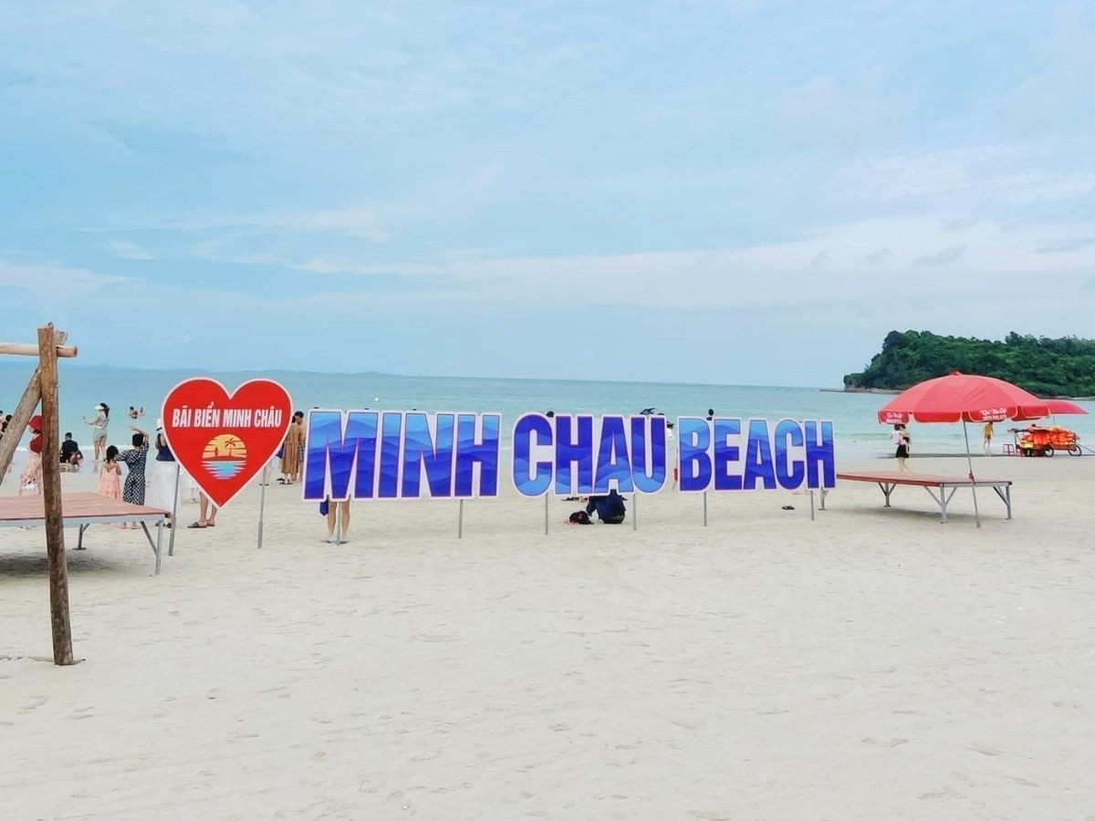 Bãi biển Minh Châu với bờ cát trắng mịn tại Quan Lạn