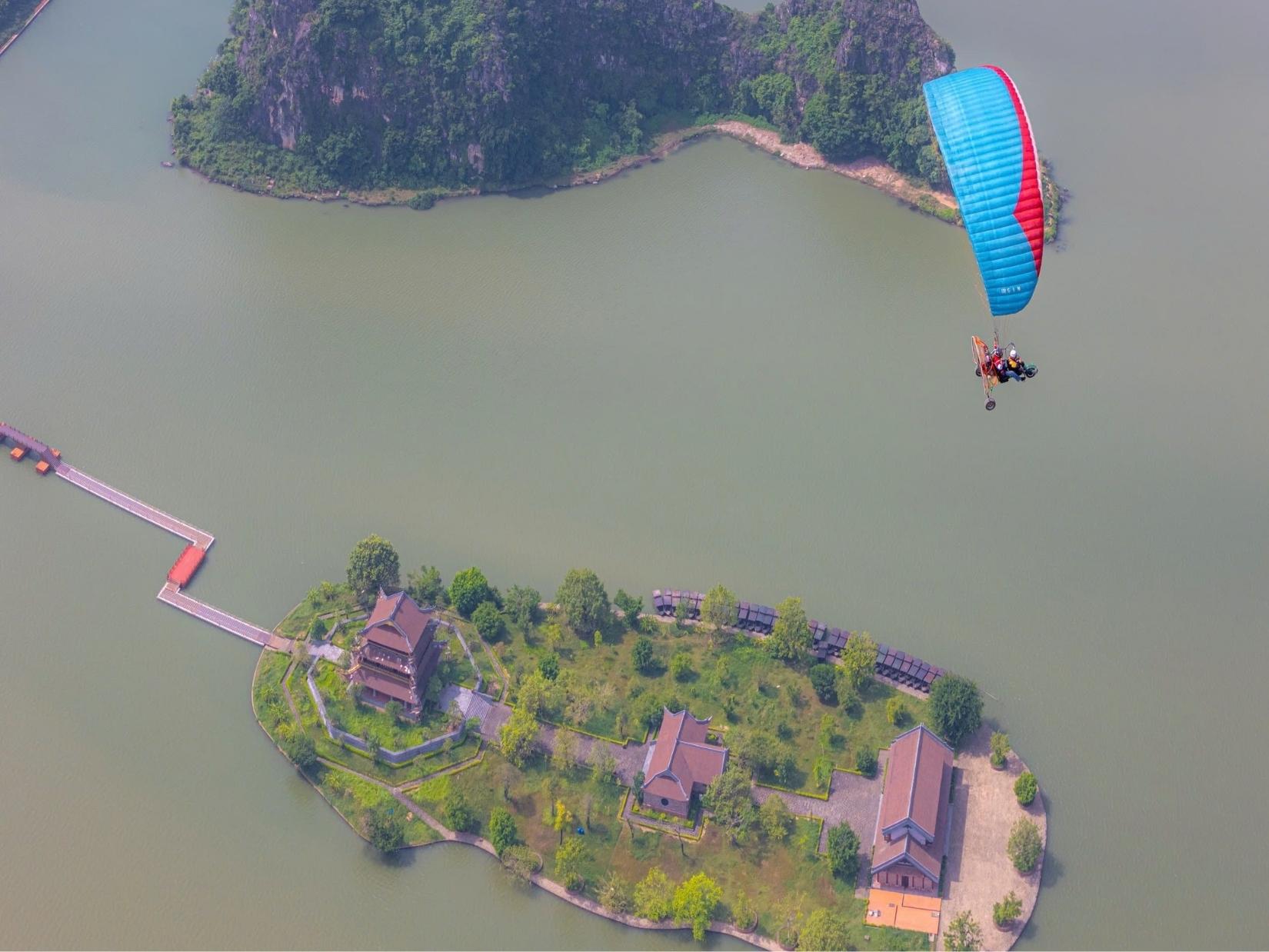 Trải nghiệm dù bay Parasailing ngắm cảnh biển Hạ Long từ trên cao