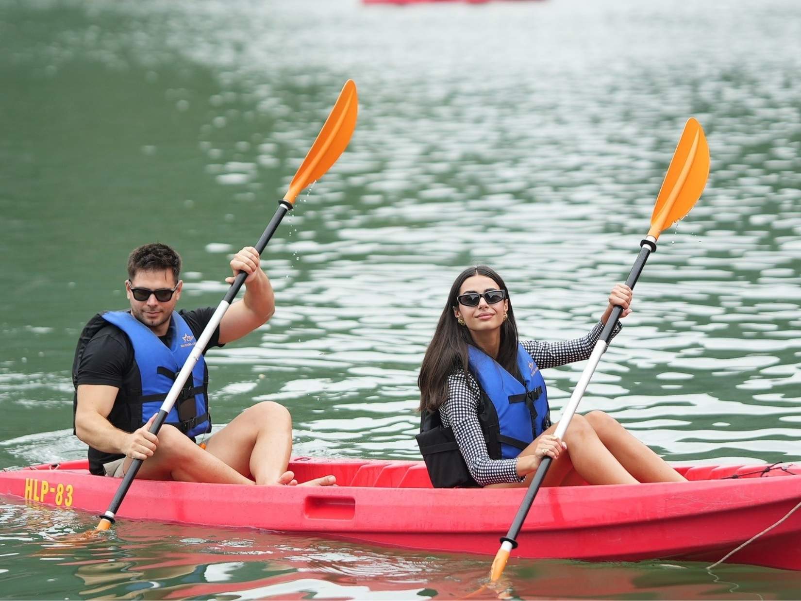 Du khách chèo kayak khám phá cảnh quan thiên nhiên vịnh Hạ Long