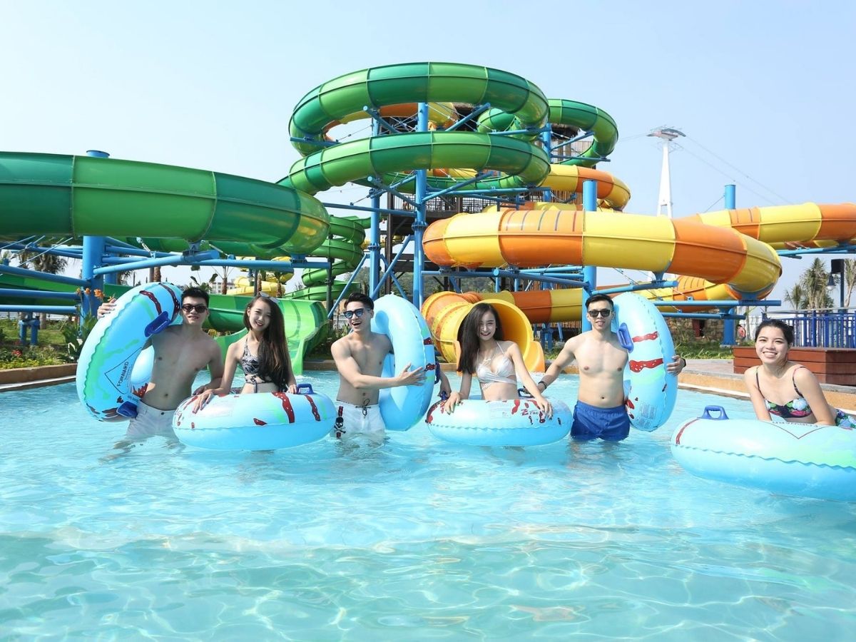 Các trò chơi giải trí tại công viên nước Typhoon Water Park thuộc Sun World Ha Long