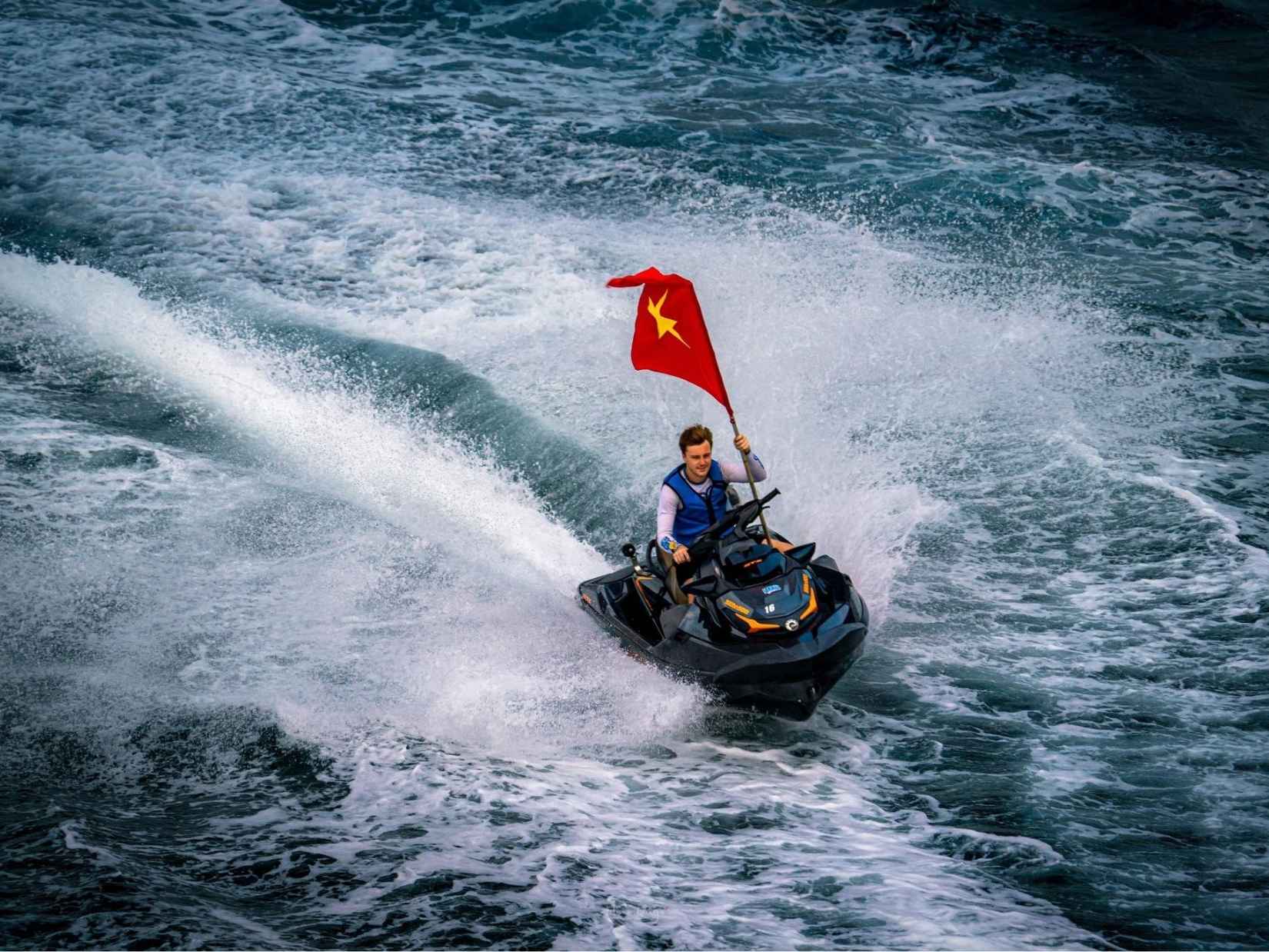 Trải nghiệm mô tô nước Jetski trên biển Hạ Long