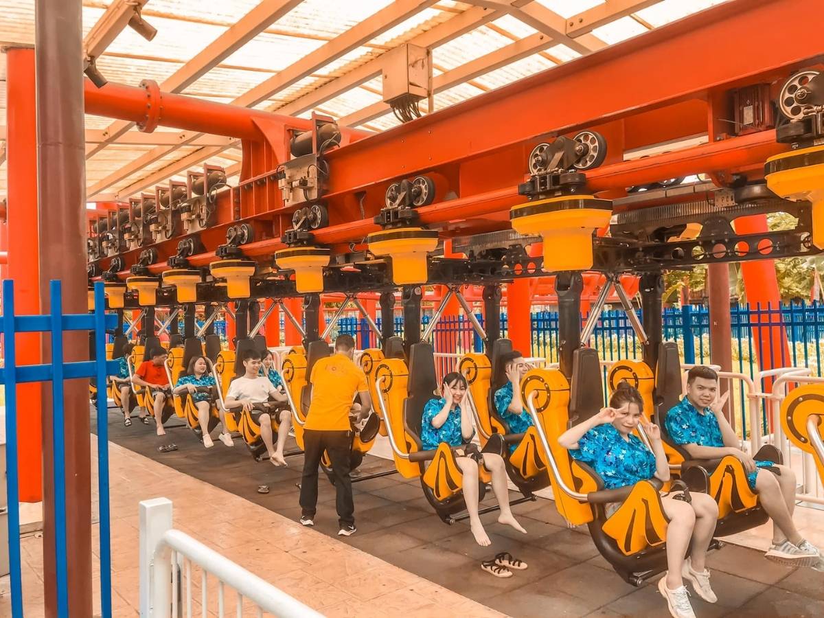 Gia đình vui chơi tại khu giải trí hoặc công viên nước ở Hạ Long
