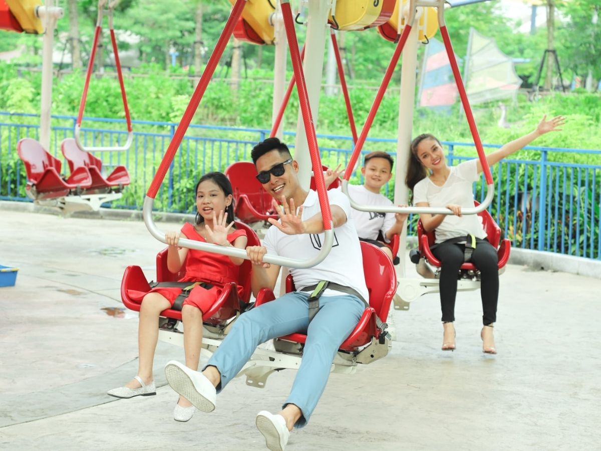 Gia đình vui chơi ngoài trời tại Hạ Long vào mùa hè