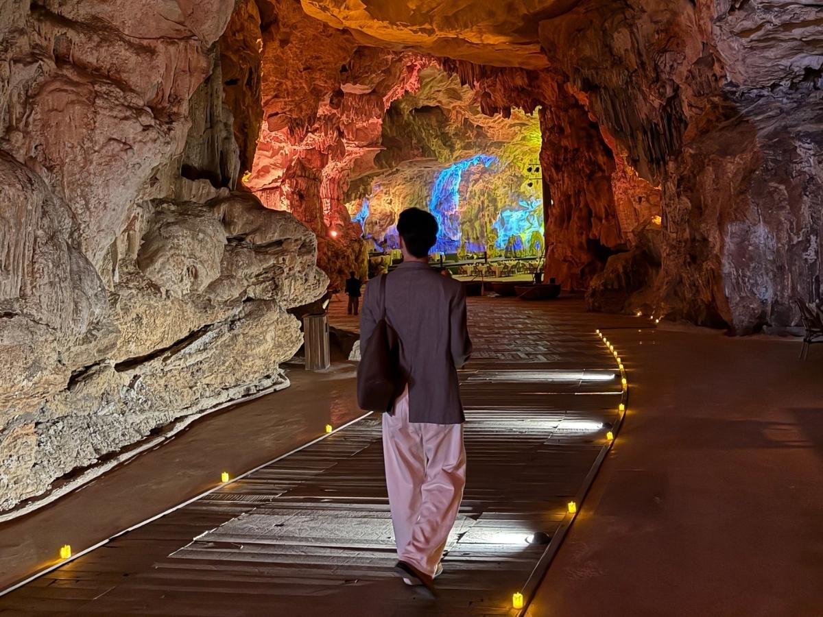 Cảnh quan đá vôi ven biển tại Hang Ngọc Rồng, Quảng Ninh