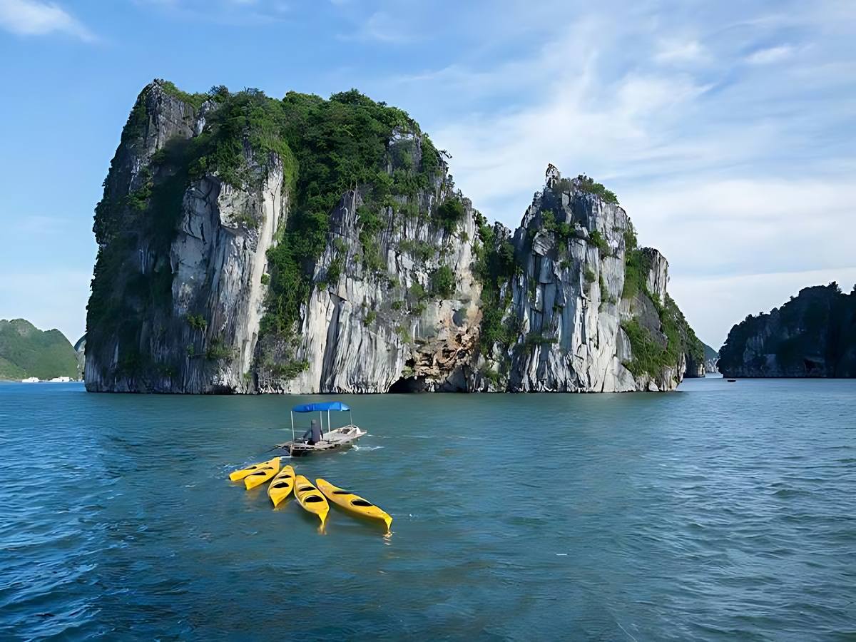 Trải nghiệm tắm biển chèo kayak và cắm trại tại Cống Tây