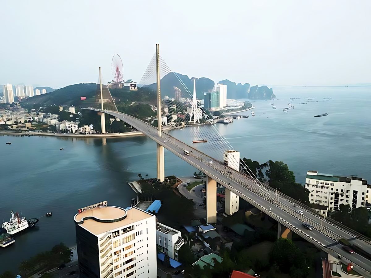 Cầu Bãi Cháy và cảnh quan vịnh Hạ Long