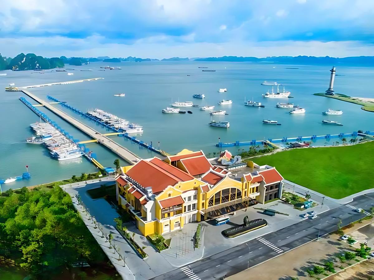 Đặt vé giờ tàu Vịnh Hạ Long và chuẩn bị thủ tục lên tàu