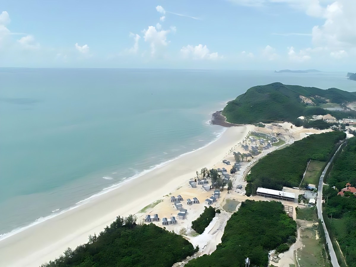 Bãi biển Minh Châu trên đảo Quan Lạn với cát trắng và nước biển trong xanh