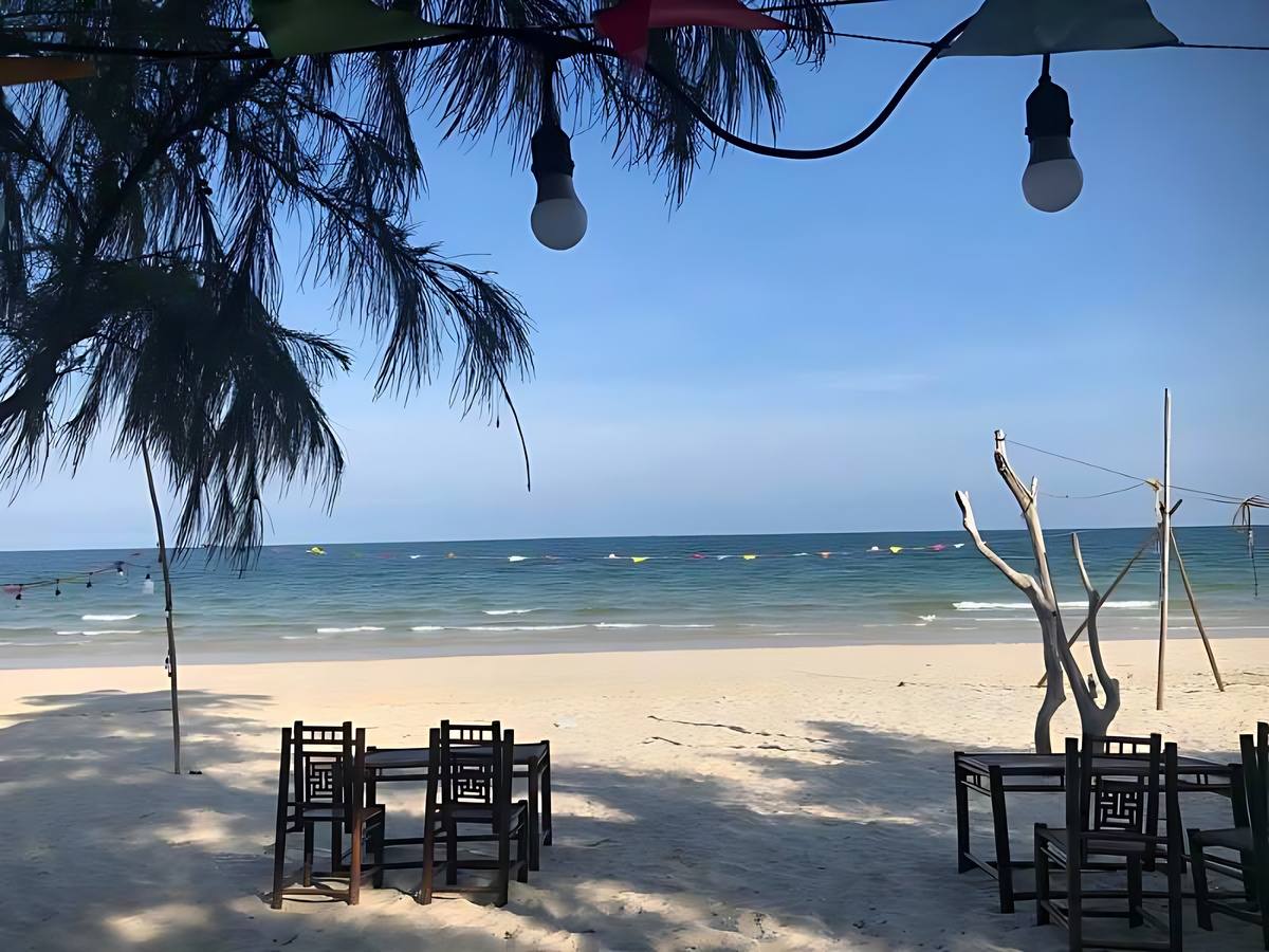 Angsana Hạ Long nhìn từ khu nghỉ dưỡng ven biển Sơn Hào