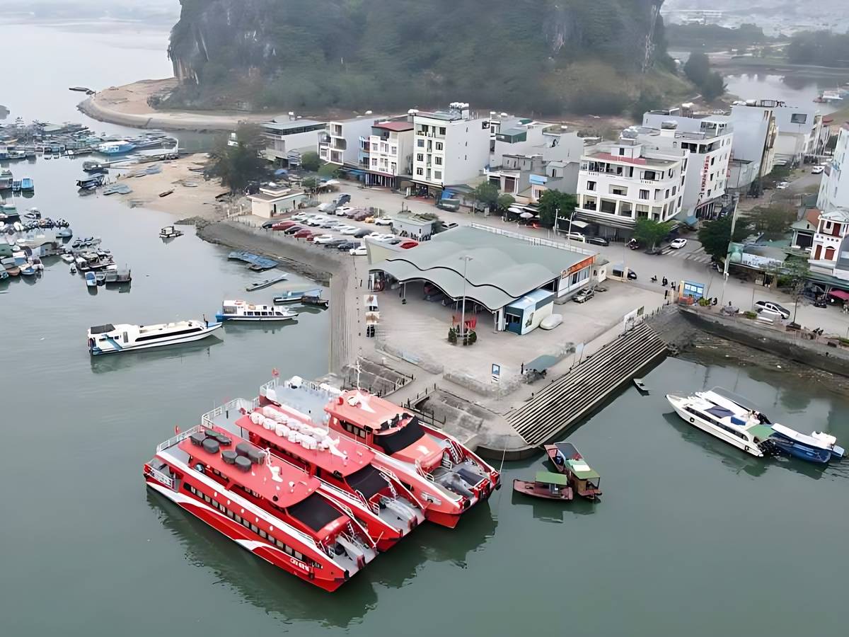 Vân Đồn với bãi biển tự nhiên và cảnh quan đảo xanh tại Quảng Ninh