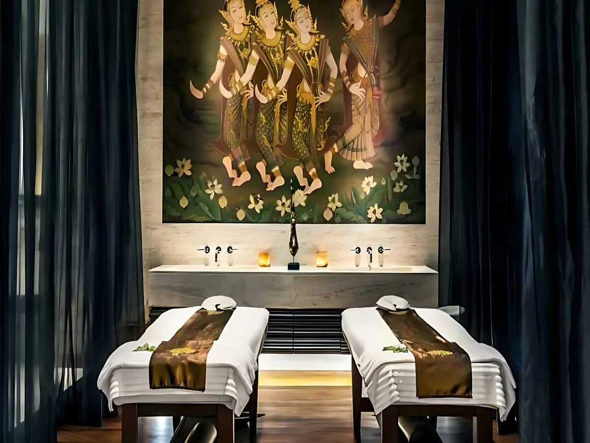 Khu vực hồ bơi, spa và tiện ích thư giãn tại Pullman Hạ Long