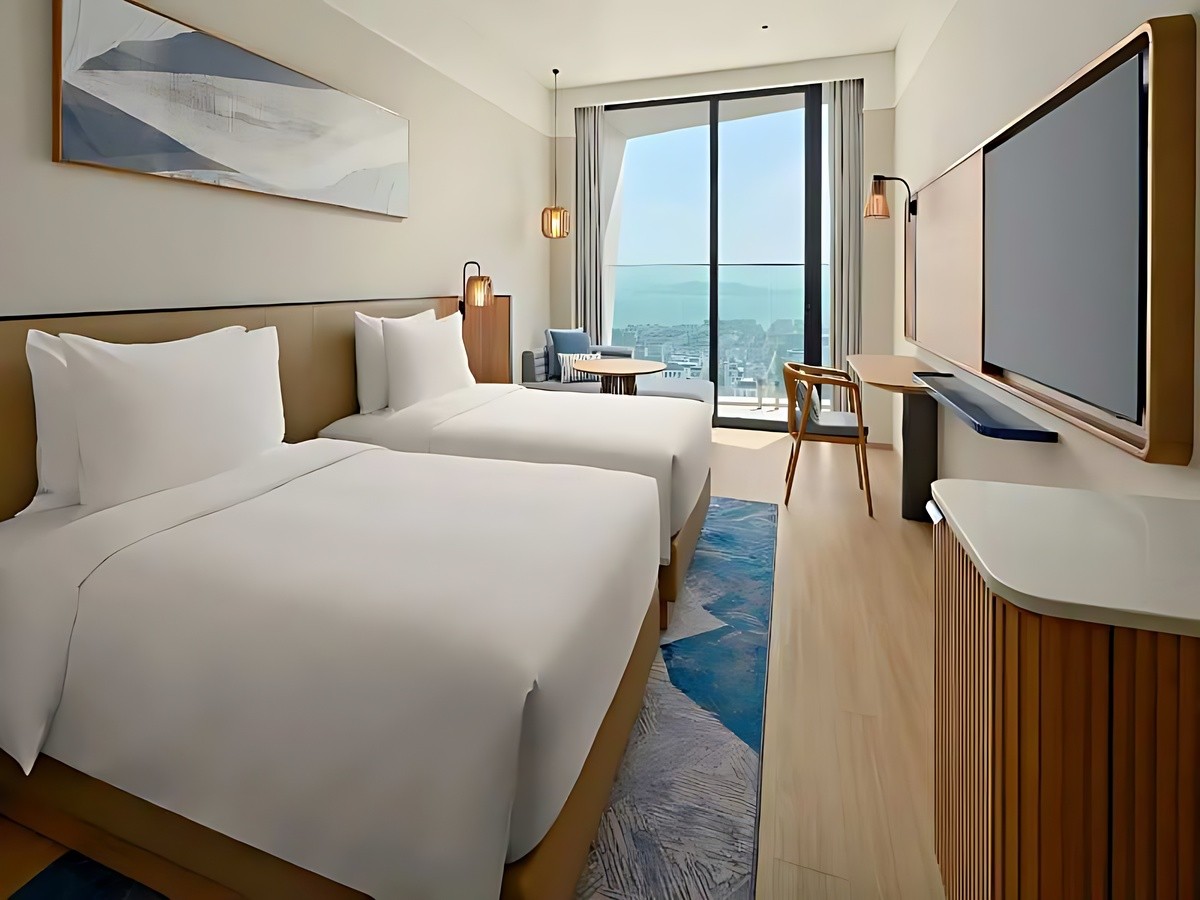 Phòng nghỉ Mercure Hạ Long với tiện nghi hiện đại và ban công hướng biển