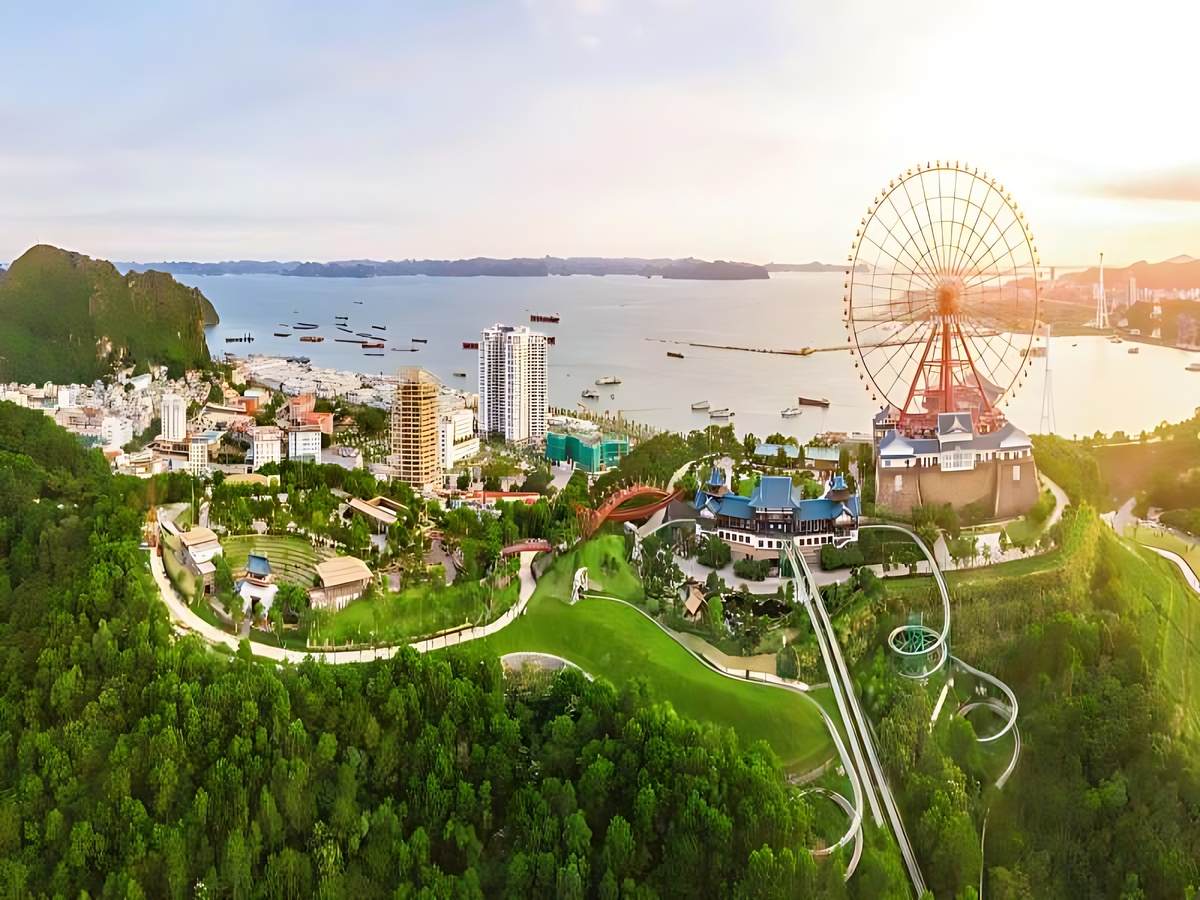 Du khách khám phá các trò chơi giải trí và cáp treo tại Sun World Ha Long