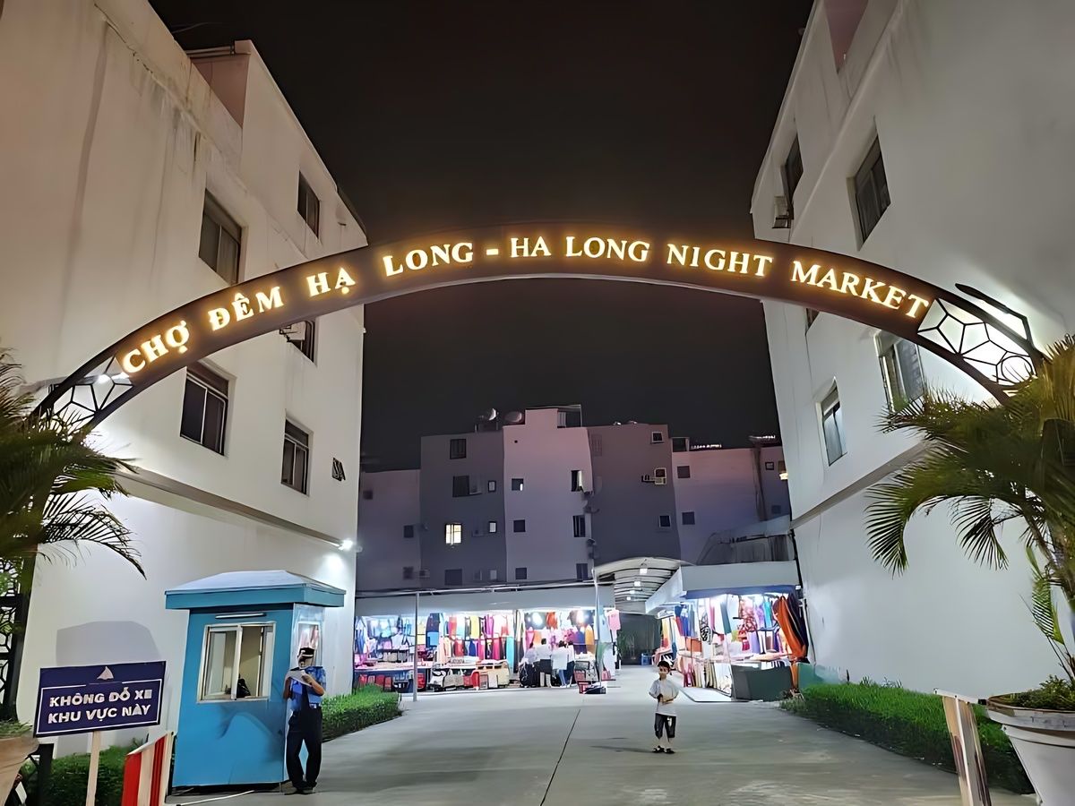 Không gian chợ đêm Hạ Long với các gian hàng lưu niệm và sản phẩm địa phương