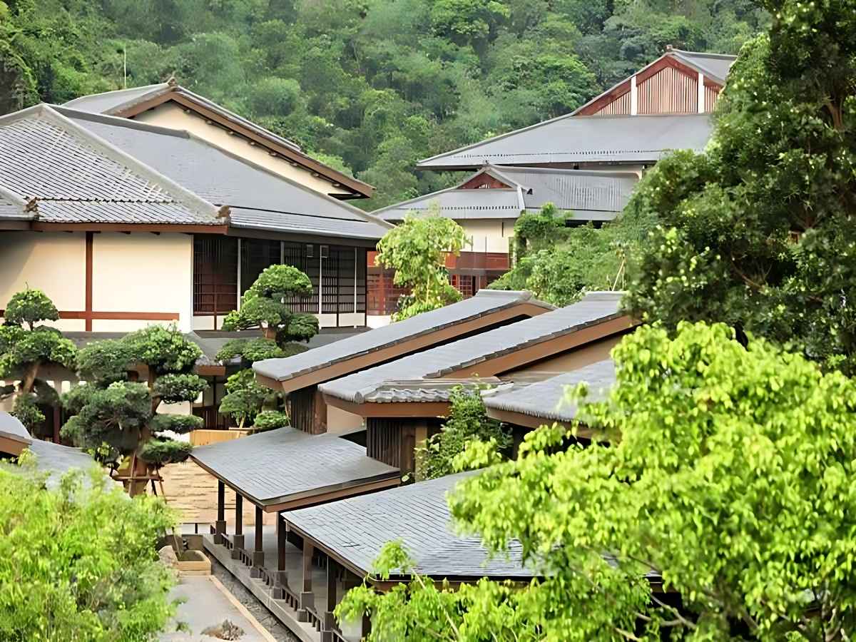 Không gian tắm khoáng nóng thư giãn tại Yoko Onsen Quang Hanh