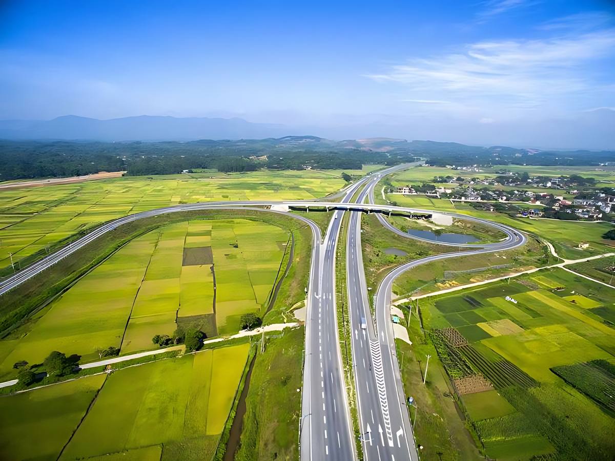 Di chuyển từ Sa Pa đến Hạ Long thường mất khoảng tám đến mười giờ