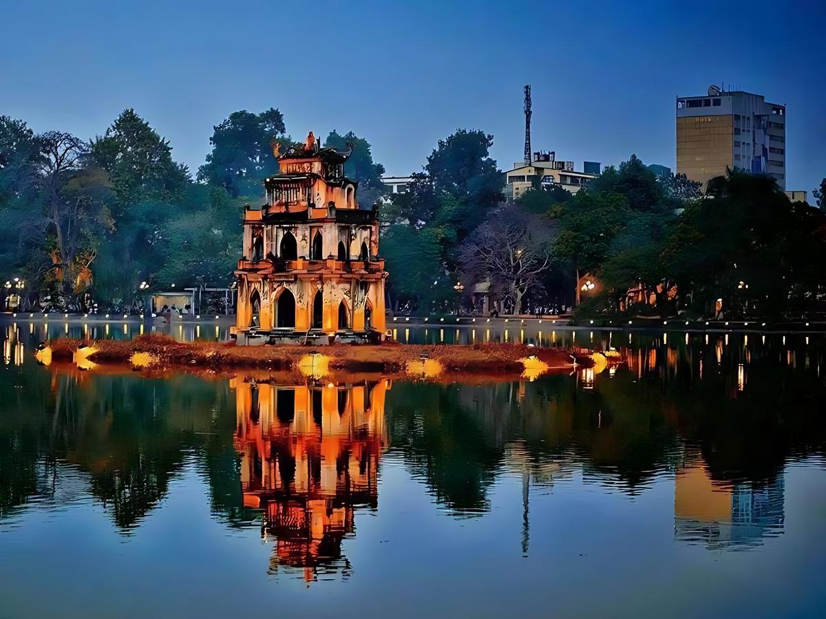 Du khách check-in tại hồ Hoàn Kiếm và khám phá Tràng An ở Ninh Bình