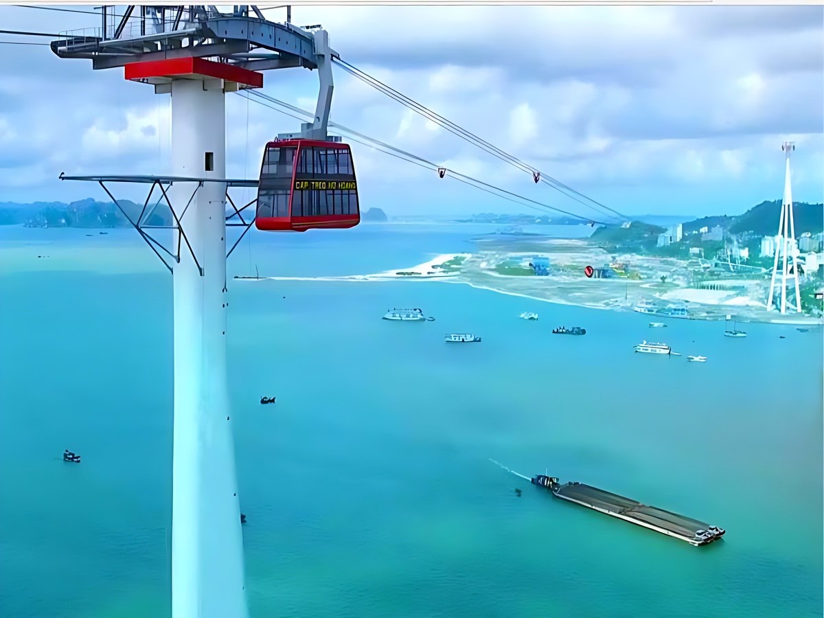 Du khách thư giãn trong cabin cáp treo Nữ Hoàng và ngắm cảnh vịnh Hạ Long