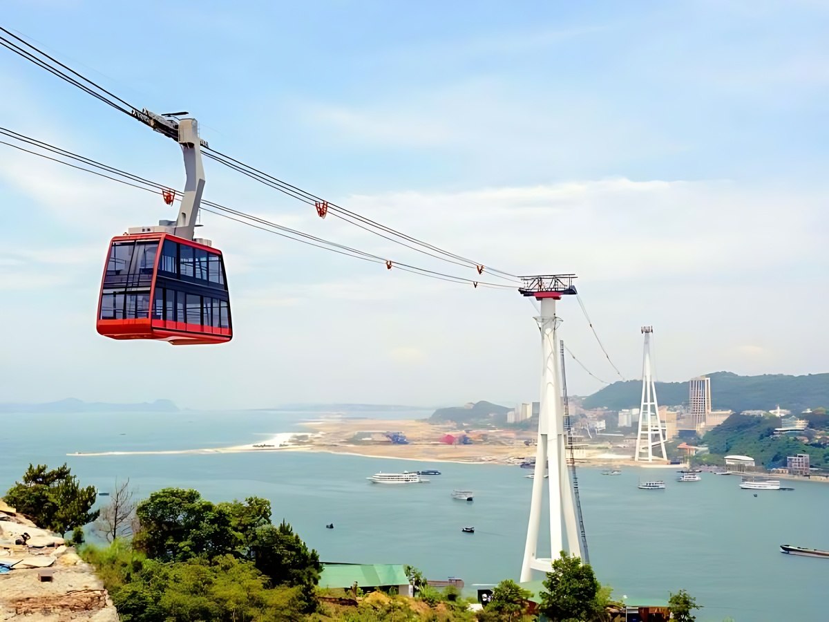 Du khách ngắm cảnh vịnh Hạ Long từ cabin cáp treo Nữ Hoàng