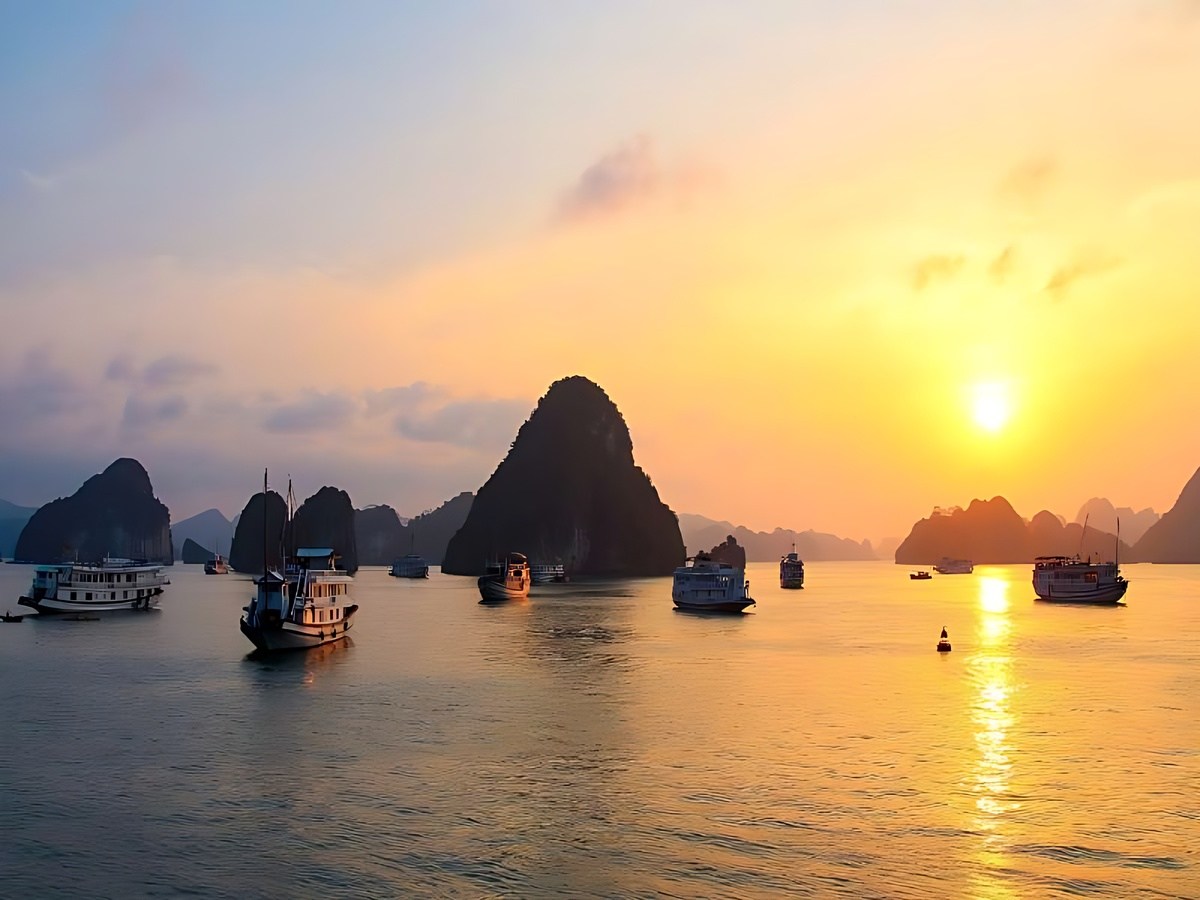 Du khách chụp ảnh tại địa điểm check-in Hạ Long với nhiều góc chụp và phông nền đa dạng