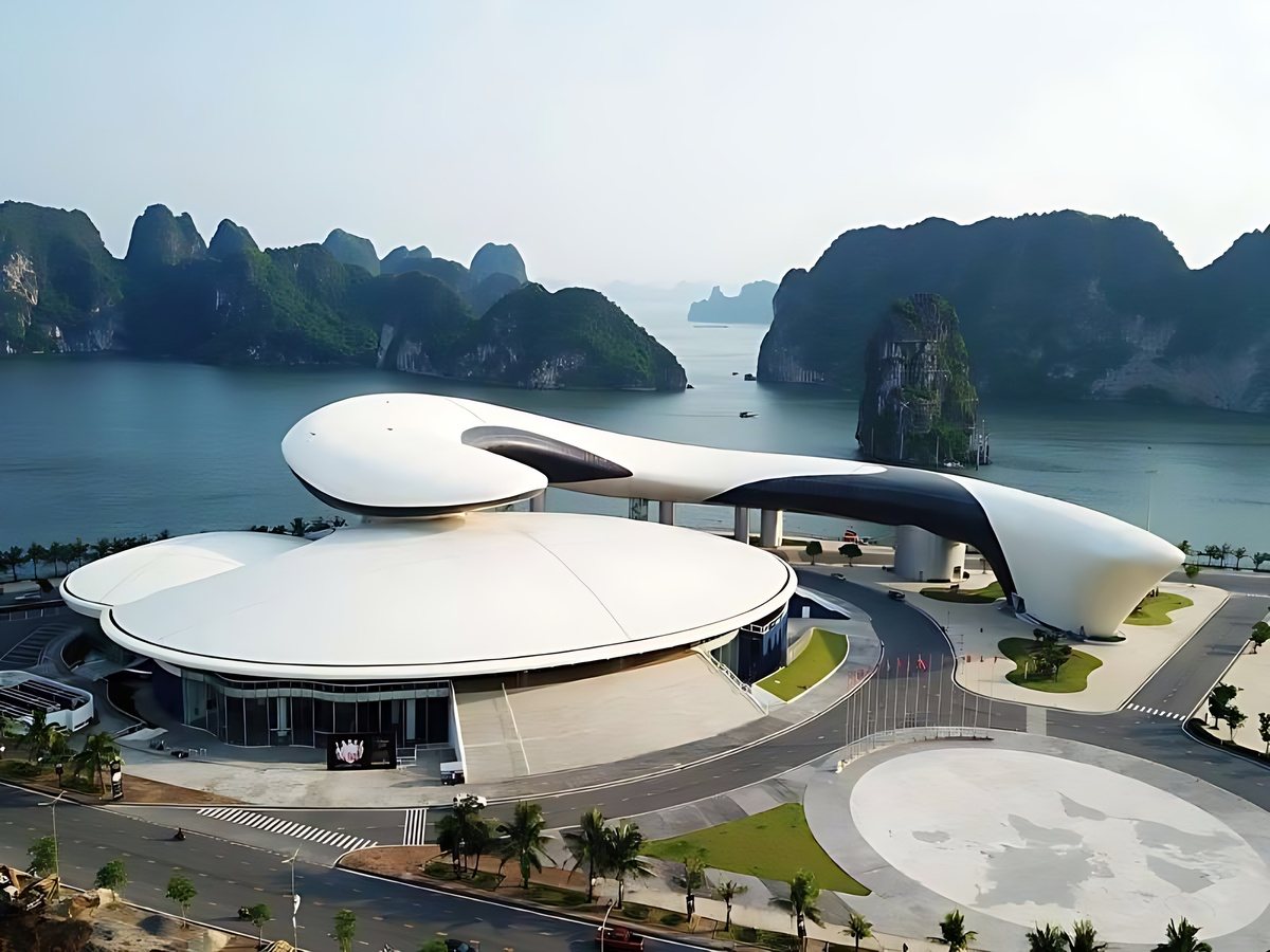 Du khách chụp ảnh tại resort ven biển Hạ Long trong khung cảnh hoàng hôn